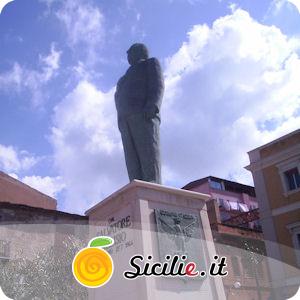 Gela - Statua dell'Onorevole Salvatore Aldisio.jpg